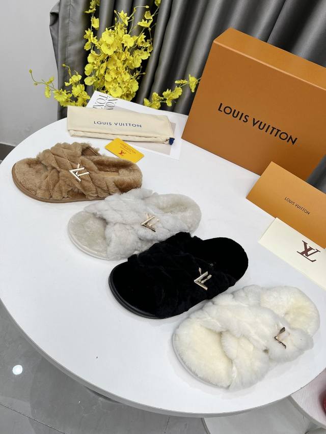 Lv 最新版面new Arrival ～毛毛鞋半拖毛拖 Winterbreak Comfert 平底拖鞋 Lv 金属字母扣 室内外穿着皆宜。纯羊羔毛材质，鞋面受